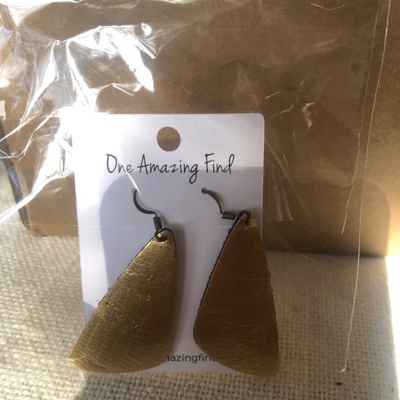 One amazing find Jewelry - NWT gold earrings one amazing find